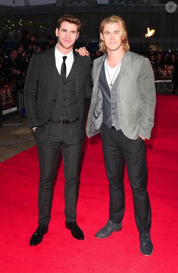Liam et Chris Hemsworth à Londres le 14 mars 2012.