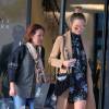 Chrissy Teigen, enceinte, quitte le centre commercial Barneys New York avec sa mère Vilailuck Teigen. Beverly Hills, le 24 novembre 2015.