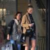Chrissy Teigen, enceinte, quitte le centre commercial Barneys New York avec sa mère Vilailuck Teigen. Beverly Hills, le 24 novembre 2015.
