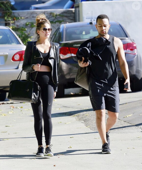 John Legend et sa femme Chrissy Teigen (enceinte) quittent une salle de sport à West Hollywood. Le 23 novembre 2015.