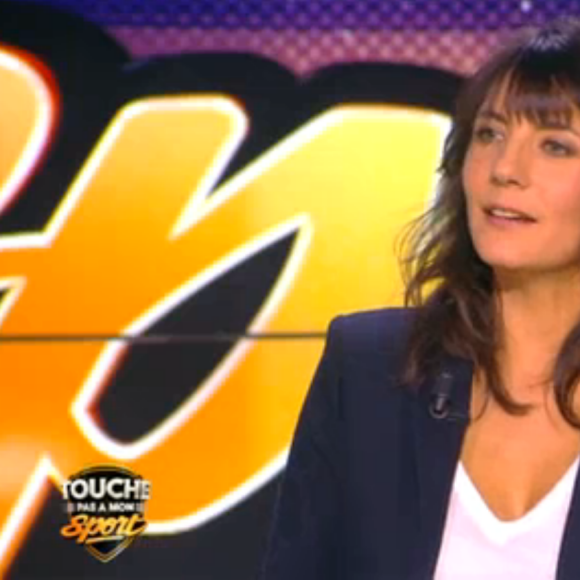 Estelle Denis présente Touche pas à mon sport, sur D8, le mardi 24 novembre 2015.