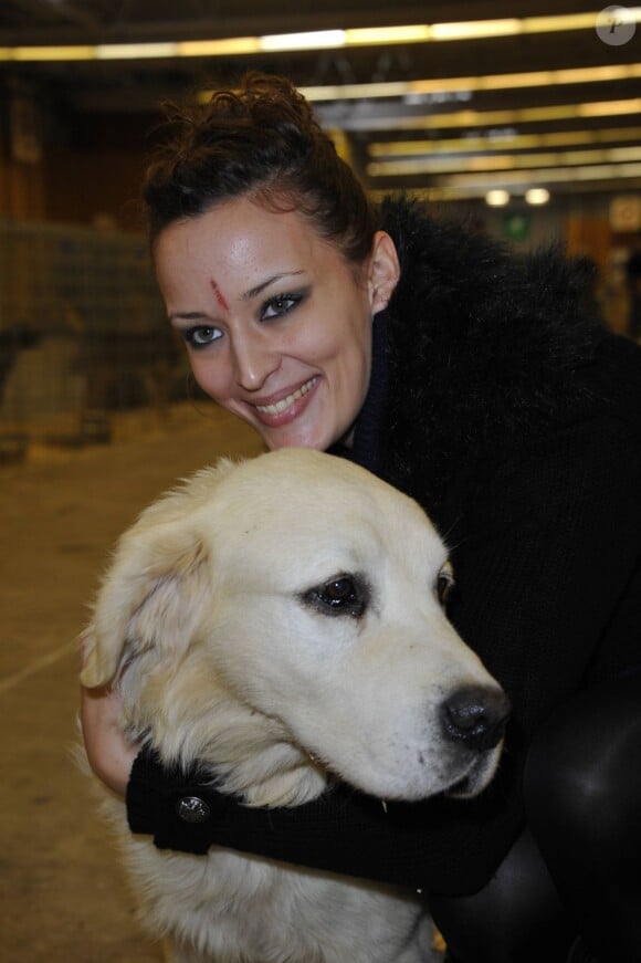 Kelly Bochenko avec un chien en novembre 2011 à Paris