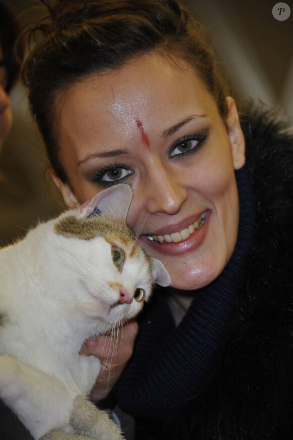 Kelly Bochenko avec un chat en novembre 2011 à Paris