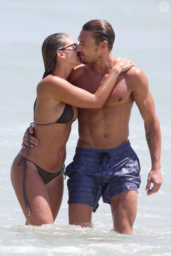 Natasha Oakley et son petit ami, le Français Gilles Souteyrand, profitent d'un après-midi ensoleillé sur la plage de Bondi Beach. Sydney, le 23 novembre 2015.