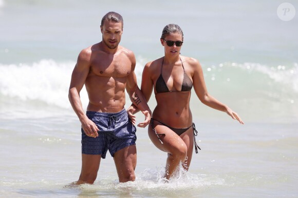 Natasha Oakley et son petit ami, le Français Gilles Souteyrand, profitent d'un après-midi ensoleillé sur la plage de Bondi Beach. Sydney, le 23 novembre 2015.