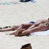 Natasha Oakley et son petit ami, le Français Gilles Souteyrand, profitent d'un après-midi ensoleillé sur la plage de Bondi Beach. Sydney, le 23 novembre 2015.