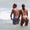 Natasha Oakley et son petit ami, le Français Gilles Souteyrand, profitent d'un après-midi ensoleillé sur la plage de Bondi Beach. Sydney, le 23 novembre 2015.