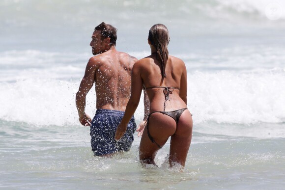 Natasha Oakley et son petit ami, le Français Gilles Souteyrand, profitent d'un après-midi ensoleillé sur la plage de Bondi Beach. Sydney, le 23 novembre 2015.