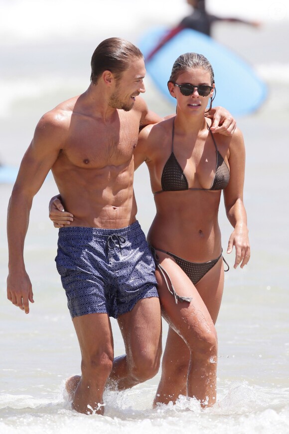 Natasha Oakley et son petit ami, le Français Gilles Souteyrand, profitent d'un après-midi ensoleillé sur la plage de Bondi Beach. Sydney, le 23 novembre 2015.