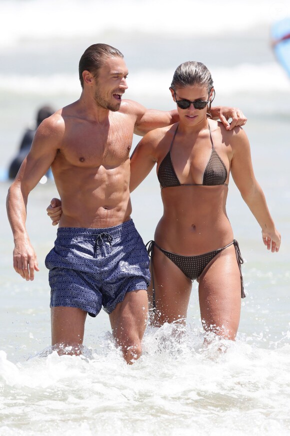 Natasha Oakley et son petit ami, le Français Gilles Souteyrand, profitent d'un après-midi ensoleillé sur la plage de Bondi Beach. Sydney, le 23 novembre 2015.
