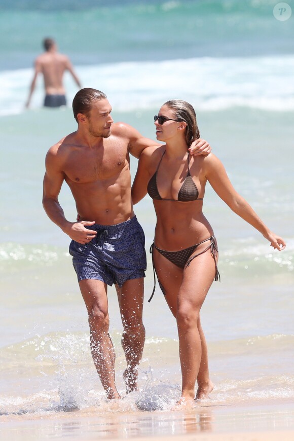 Natasha Oakley et son petit ami, le Français Gilles Souteyrand, profitent d'un après-midi ensoleillé sur la plage de Bondi Beach. Sydney, le 23 novembre 2015.