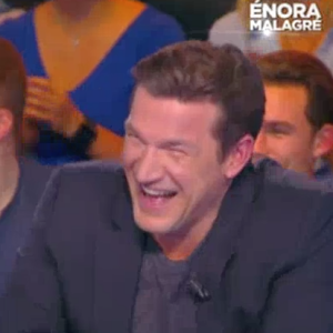 Hypnotisé par Messmer, le chroniqueur Gilles Verdez trouve tout le monde beau, même son ennemi juré Benjamin Castaldi, dans "Touche pas à mon poste" sur D8, le 26 novembre 2015.