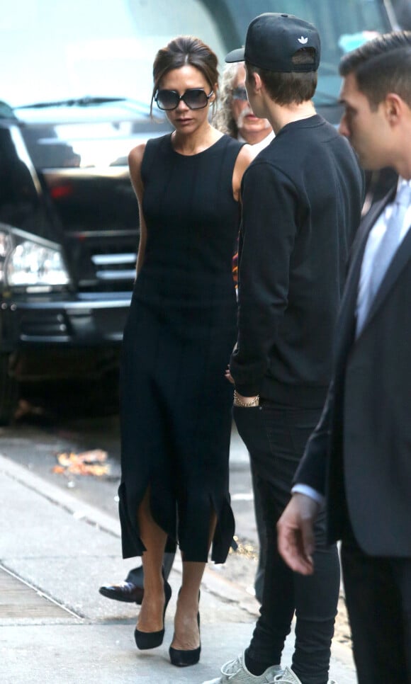 Victoria Beckham arrive aux studios de ABC accompagnée de son fils Brooklyn à New York le 9 novembre 2015.