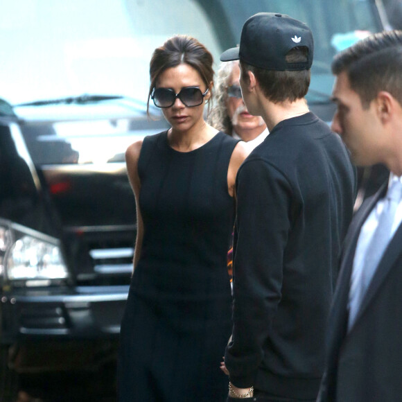 Victoria Beckham arrive aux studios de ABC accompagnée de son fils Brooklyn à New York le 9 novembre 2015.
