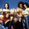 Les Spice Girls lors d'une publicité avec Gary Lineker pour les chips Walker, le 23 juillet 1997