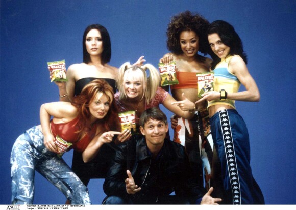 Les Spice Girls lors d'une publicité avec Gary Lineker pour les chips Walker, le 23 juillet 1997