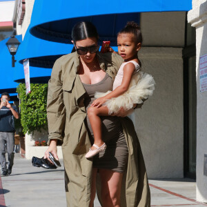 Kim Kardashian enceinte et son mari Kanye West vont chercher leur fille North à son cours de danse à Woodland Hills, le 7 octobre 2015.