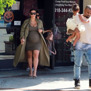 Kim Kardashian enceinte et son mari Kanye West vont chercher leur fille North à son cours de danse à Woodland Hills, le 7 octobre 2015.