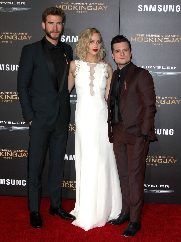 Liam Hemsworth, Jennifer Lawrence, Josh Hutcherson à la première de ‘The Hunger Games: Mockingjay Part 2' au théâtre à Los Angeles le 16 novembre 2015