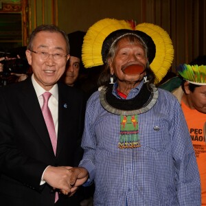 Ban Ki-moon, Raoni Metuktire - Inauguration du projet "1 Heart 1 Tree" qui illumine la Tour Eiffel lors de la COP21 à la Fondation Mona Bismarck à Paris le 29 novembre 2015. © Rachid Bellak