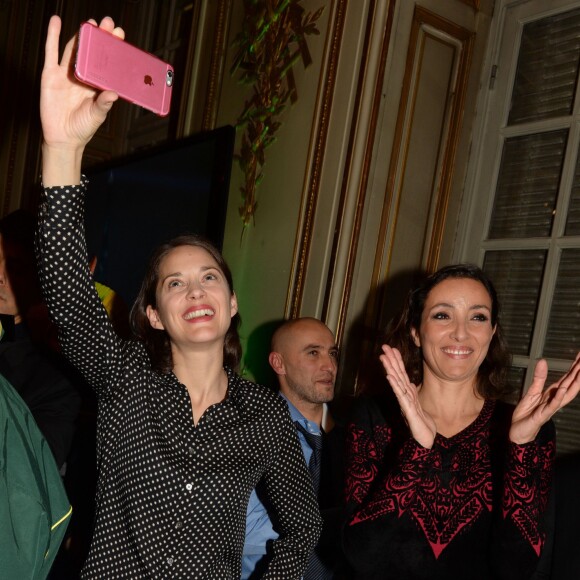 Marion Cotillard, Naziha Mestaoui (artiste qui métamorphose la Tour Eiffel en forêt de lumière) - Inauguration du projet "1 Heart 1 Tree" qui illumine la Tour Eiffel lors de la COP21 à la Fondation Mona Bismarck à Paris le 29 novembre 2015. © Rachid Bellak