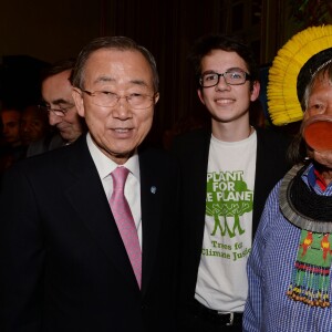 Ban Ki-moon, Felix Finkbeiner et Raoni Metuktire - Inauguration du projet "1 Heart 1 Tree" qui illumine la Tour Eiffel lors de la COP21 à la Fondation Mona Bismarck à Paris le 29 novembre 2015. © Rachid Bellak