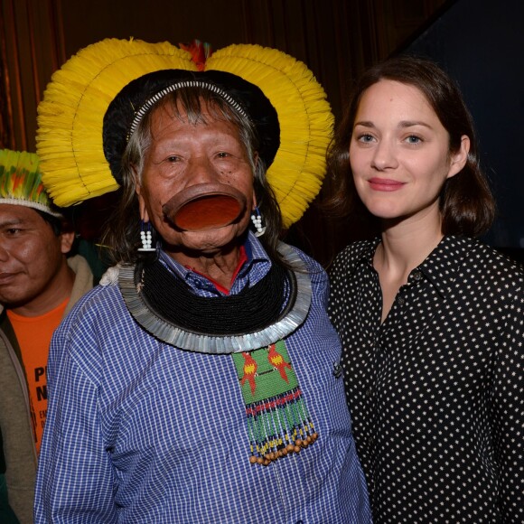 Raoni Metuktire, Marion Cotillard - Inauguration du projet "1 Heart 1 Tree" qui illumine la Tour Eiffel lors de la COP21 à la Fondation Mona Bismarck à Paris le 29 novembre 2015. © Rachid Bellak