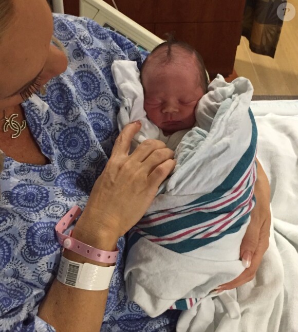 Nicole Chanel et sa maman Coco Austin quelques heures après son accouchement / photo postée sur Twitter, le 28 novembre 2015.