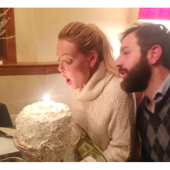 Katherine Heigl souffle sa bougie d'anniversaire avec son mari Josh Kelley / photo postée sur Instagram, le 29 novembre 2015.