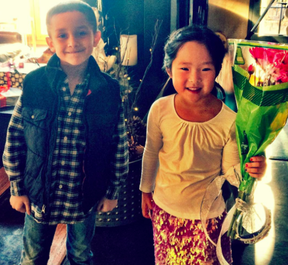 Naleigh, la fille de Katherine Heigl a reçu son premier bouquet de fleurs le jour de son anniversaire / photo postée sur Instagram, le 24 novembre 2015.