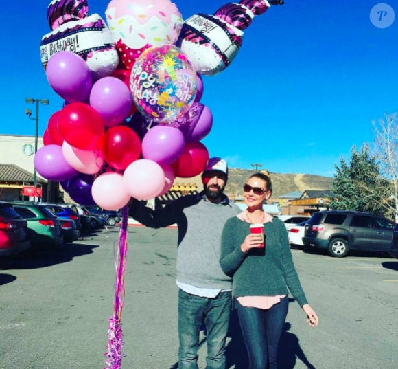 Katherine Heigl et son mari Josh Kelley achètent des ballons pour l'anniversaire de leur fille Naleigh / photo postée sur Instagram, le 24 novembre 2015.