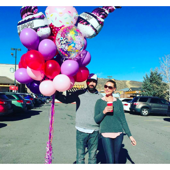 Katherine Heigl et son mari Josh Kelley achètent des ballons pour l'anniversaire de leur fille Naleigh / photo postée sur Instagram, le 24 novembre 2015.