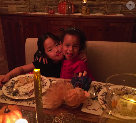 Adelaide et Naleihgh, les filles adoptives de Katherine Heigl et Josh Kelley fêtent Thanksgiving / photo postée sur Instagram, le 26 novembre 2015.