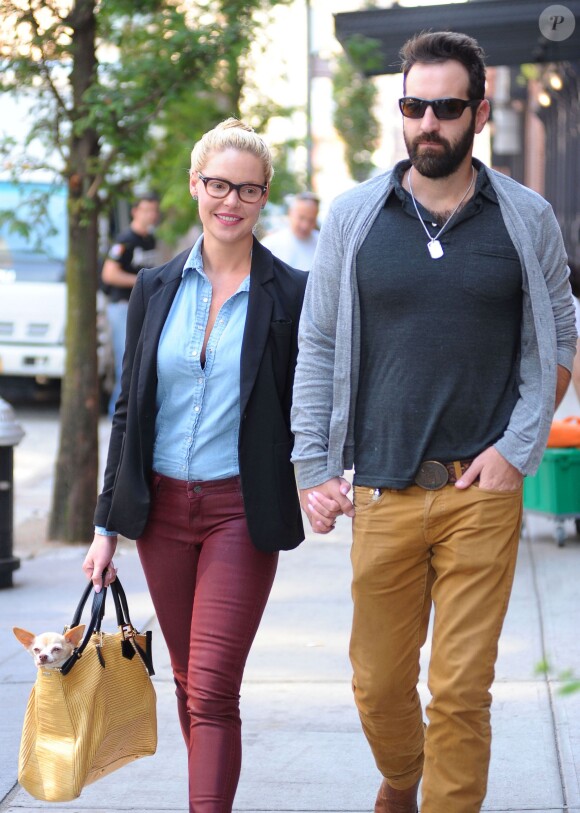 Katherine Heigl et son mari Josh Kelley quittent un restaurant avec leur chien a New York le 4 octobre 2013.