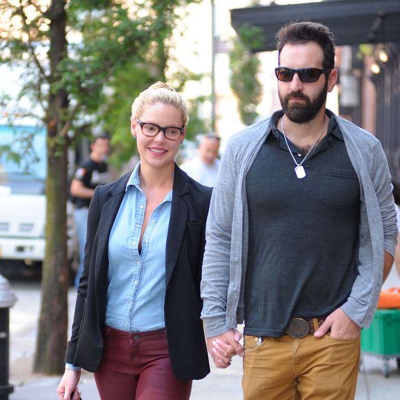 Katherine Heigl et son mari Josh Kelley quittent un restaurant avec leur chien a New York le 4 octobre 2013.