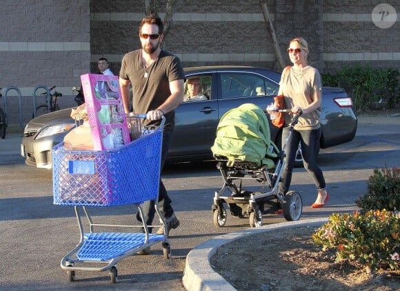 Katherine Heigl fait du shopping avec son mari Josh Kelley et sa fille Adalaide a Los Feliz, Los Angeles, le 24 novembre 2012