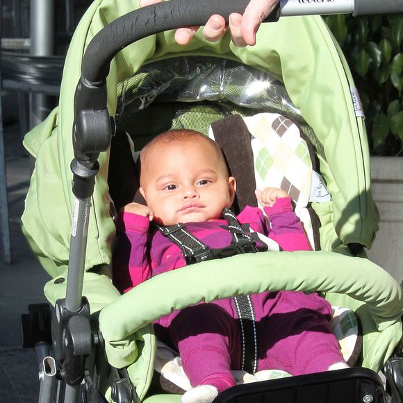 Katherine Heigl fait du shopping avec son mari Josh Kelley et sa fille Adalaide a Los Feliz, Los Angeles, le 24 novembre 2012