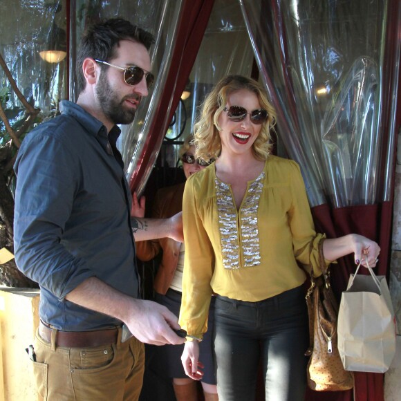 Katherine Heigl fete son anniversaire avec son mari Josh Kelley et sa mere Nancy a Beverly Hills. Un photographe lui offre une fleur. Le 24 novembre 2012