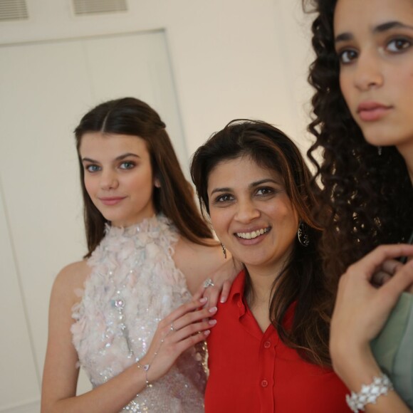 Exclusif - Prix Spécial - No Web No Blog - Madeleine Thompson (France) (robe Lanvin, bijoux Payal New York), Payal Mehta, fondatrice et designer des bijoux Payal, et Iman Perez (France)(robe Gaultier Paris, bijoux Payal New York) - Préparatifs - Vingt-troisième édition du Bal au Palais de Chaillot à Paris, le 28 novembre 2015. Les débutantes sont maquillées par M.A.C Cosmetics et coiffées par Alexandre de Paris sous la direction artistique de Jean-Luc Minetti. Christian Louboutin est le chausseur des jeunes filles. A partir de 2015, le Bal soutient Seleni Institute (www.seleni.org), une association à but non lucratif, basée à New York, qui vient en aide aux mères, et plus spécialement aux mères adolescentes. Depuis 2009, le Bal est donné au profit d'Enfants d'Asie, dont la mission est de développer la scolarisation des jeunes filles défavorisées d'Asie du Sud-Est. Le joaillier Payal New York, le groupe Renault et l'Hôtel de Crillon parrainent le Bal qui marque l'entrée dans le monde de la Couture et des Médias de jeunes filles venues du monde entier. CRÉDIT OBLIGATOIRE : © Le Bal/Jacovides/Borde/Moreau/Bestimage – Remerciements : Bijoux par Payal New York, Maquillage Mac Cosmetics, Coiffure Alexandre de Paris sous la direction artistique de jean-Luc Minetti, Chaussures par Christian Louboutin. Au profit de Seleni Institute : www.seleni.org For Germany call for price No web - No blog - Exclusive - Twenty-third edition of le Bal held at Palais de Chaillot in Paris, France, on November 28th, 2015. Each debutante wears a Couture gown from a different designer chosen especially for her, as well as unique jewellery pieces by custom jeweller Payal New York. They have their make-up and hair done by M.A.C. Cosmetics and Alexandre de Paris, respectively. Christian Louboutin is the shoemaker of le Bal. Starting in 2015, le Bal benefits the NYC-based Seleni Institute (www.seleni.org), a non-profit organization providing care, information and research funding critical to supporting the mental health of both adult women and teenage mothers. Since 2009, it has benefited Enfants d'Asie, a girls-help-girls humanitarian association launched to promote women’s education in South-East Asia. The jeweller Payal New York, the Renault Group and the Hotel de Crillon host the Couture and Media premieres of young girls from around the world. COMPULSORY CREDIT : © Le Bal/Jacovides/Borde/Moreau/Bestimage - Jewels by Payal New York – Make-up by M.A.C. Cosmetics and Hair by Alexandre de Paris, Shoes by Christian Louboutin – To benefit www.seleni.org26/11/2015 -