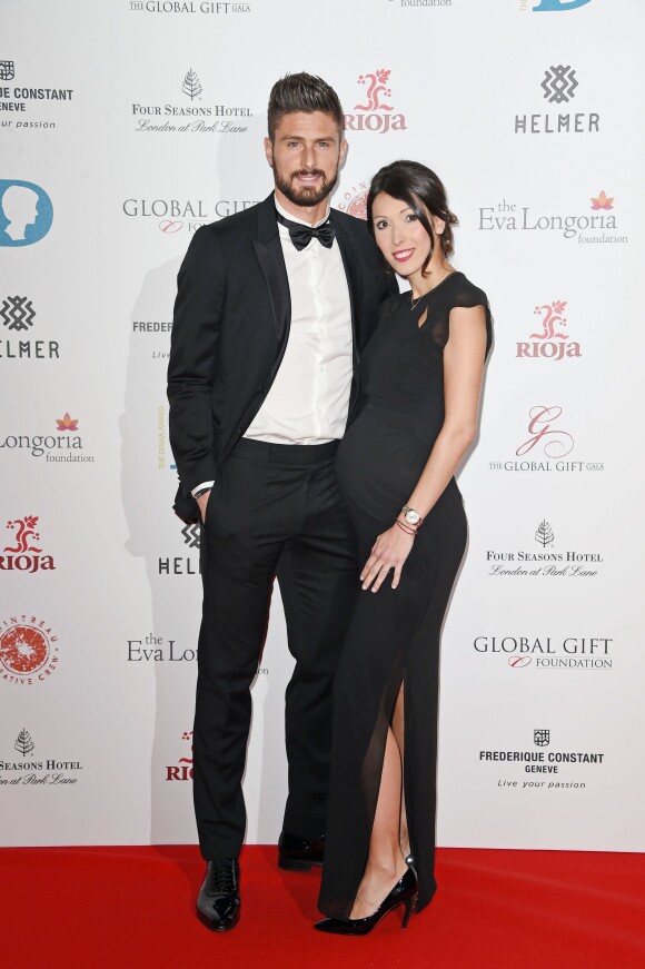 Les futurs parents Olivier Giroud et sa femme Jennifer, enceinte, sur le tapis rouge de la 6e édition de la soirée du Global Gift Gala à l'hôtel Four Seasons de Londres, le 30 novembre 2015