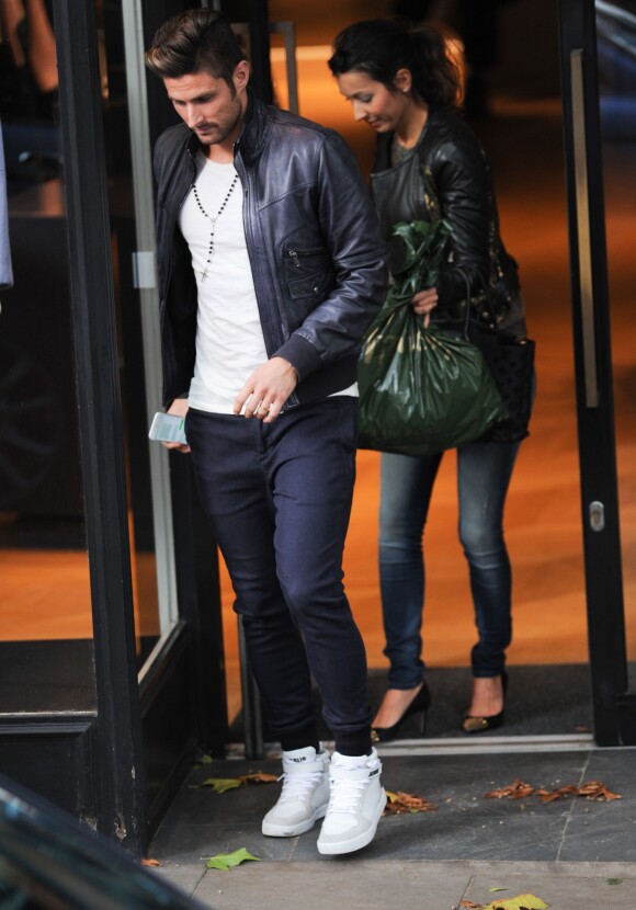 Exclusif - Olivier Giroud et sa femme Jennifer dans les rues de Hampstead, à Londres le 22 octobre 2014