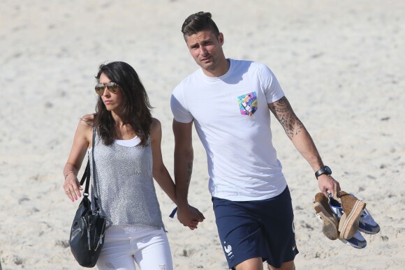 Olivier Giroud et sa femme Jennifer se promènent sur la plage de Rio de Janeiro au Brésil le 26 juin 2014