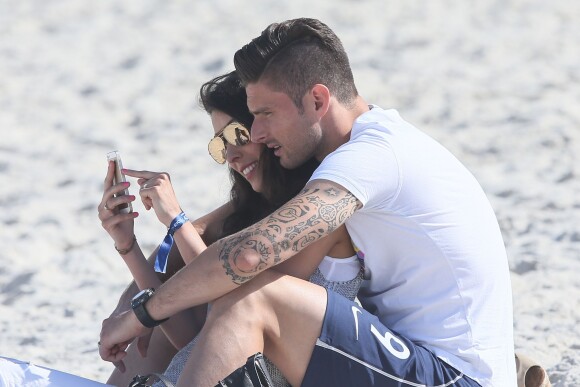Olivier Giroud et sa femme Jennifer complices sur la plage de Rio de Janeiro au Brésil le 26 juin 2014