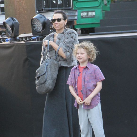 Minnie Driver fait du shopping avec son fils Henry à Hollywood, le 11 novembre 2015 © CPA