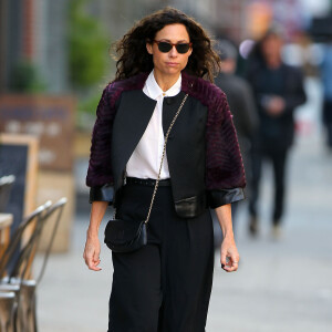 Minnie Driver se promène à New York, le 16 avril 2015.