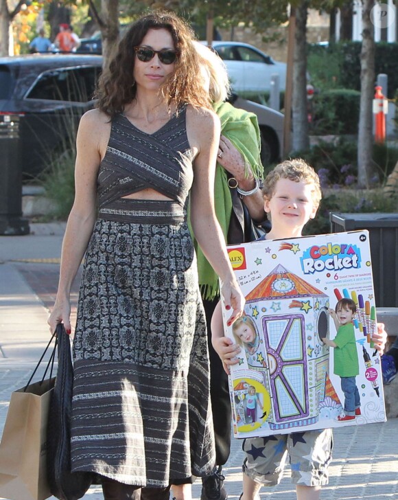 Minnie Driver fait du shopping avec son fils Henry chez Kitson kids à Malibu, le 22 novembre 2014