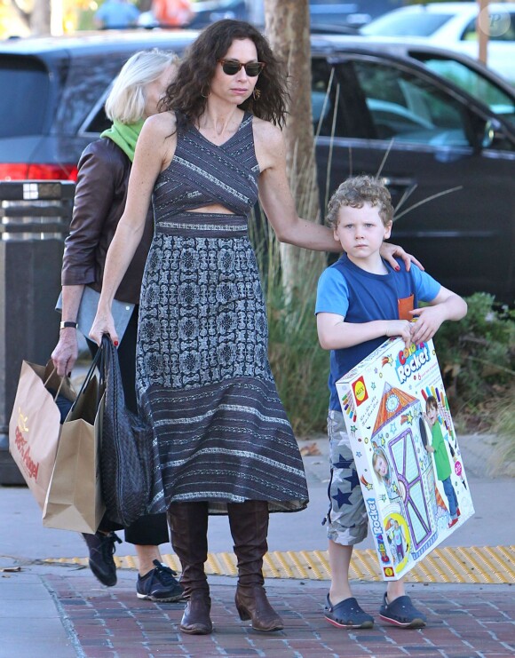 Minnie Driver fait du shopping avec son fils Henry chez Kitson kids à Malibu, le 22 novembre 2014