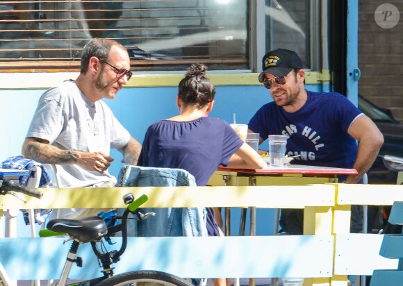 Justin Theroux va déjeuner en terrasse avec Terry Richardson avant d'aller faire un tour en vélo à New York, le 25 mai 2014.
