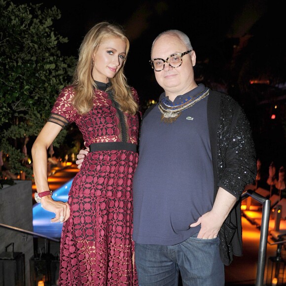 Paris Hilton et Mickey Boardman (directeur de la rédaction de Paper) assistent au dîner du magazine Paper à la terrasse du restaurant Matador Room, à l'hôtel Edition Miami Beach. Miami, le 1er décembre 2015.