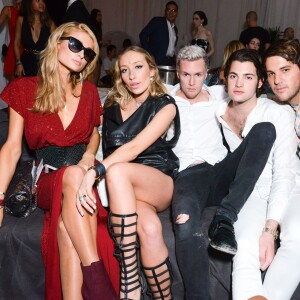 Paris Hilton, Gaïa Matisse et Peter Brant. Jr (quatrième) assistent à la soirée de l'exposition "Artsy Projects: Nautilus South Beach" à l'hôtel Nautilus. Miami, le 2 décembre 2015.